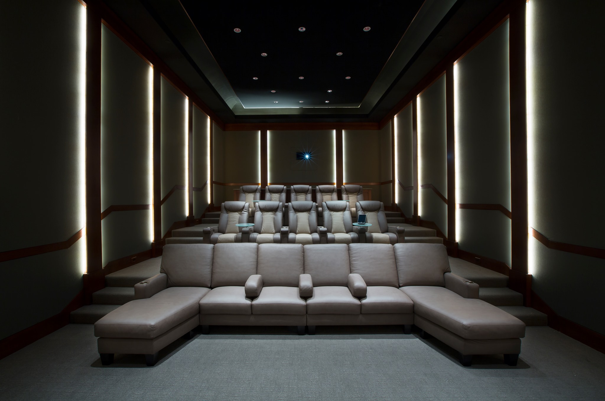 Klassiek Sport impuls Staying Home: Benefits of a Home Theater Room
